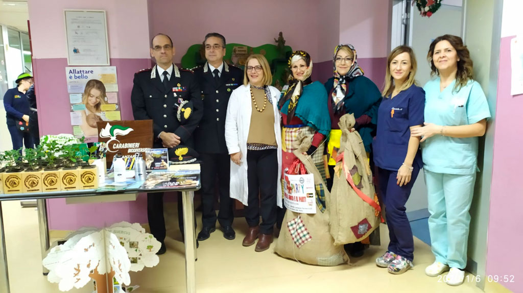 Lamezia, la Befana della biodiversità vola nel reparto di pediatria dell'ospedale: gadget e borracce per piccoli pazienti