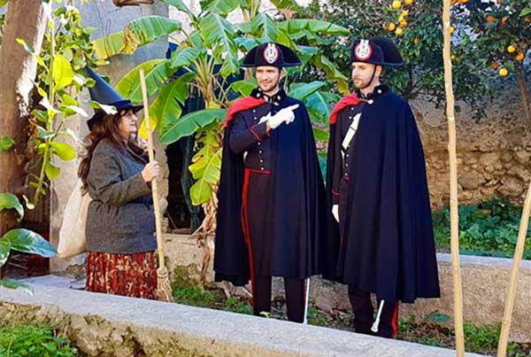 Befana "fermata" dai Carabinieri a Tropea, la foto diventa virale in rete