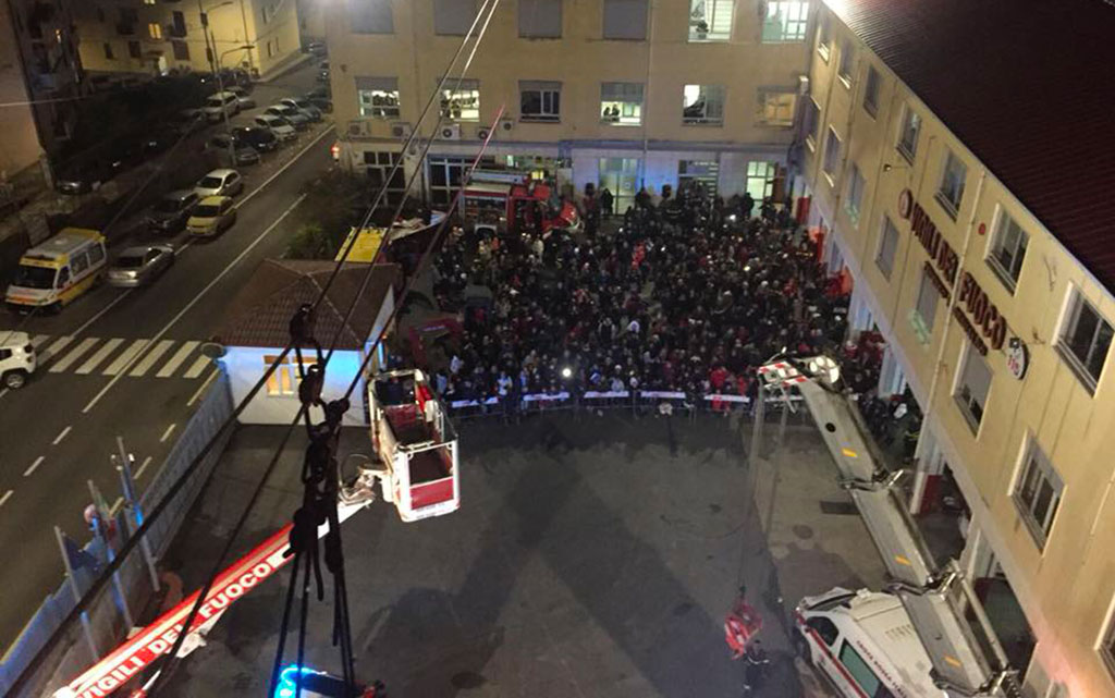 Al Comando Provinciale Vigili del Fuoco Catanzaro la speciale befana in abiti Saf