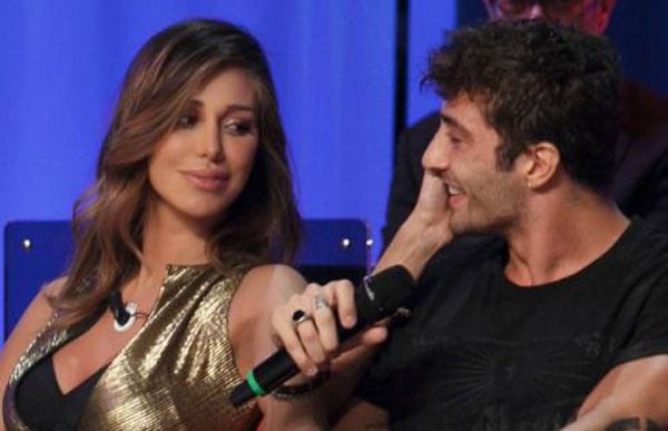 Lamezia, scalo d’emergenza per Belen: “Temevamo fosse un rapimento, denunceremo pilota"