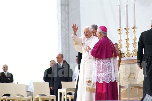 benedetto-xvi-9-ottobre-2011-lamezia-terme
