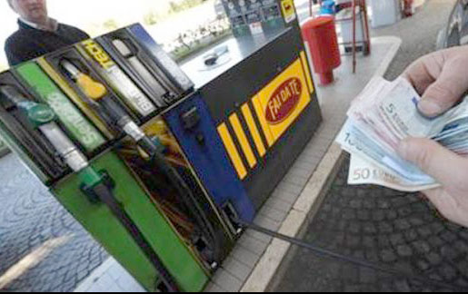Lamezia: Week end in fila a fare benzina con sconti per combattere crisi