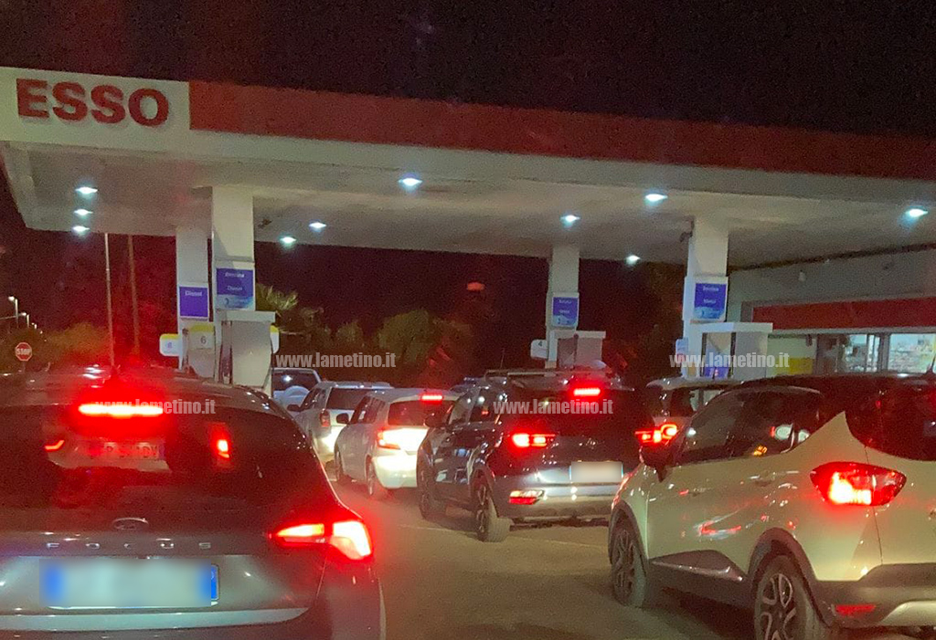 Guerra in Ucraina e caro petrolio, assalto ai distributori di benzina: psicosi in Calabria e Puglia