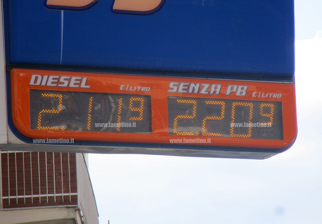 Lamezia, benzina e diesel oltre i 2 euro al litro. La rabbia degli automobilisti: "Impossibile andare avanti così"
