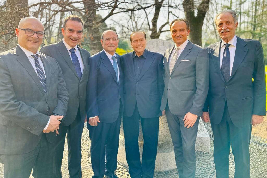 berlusconi-e-èresidenti-regione_0fd88.jpg