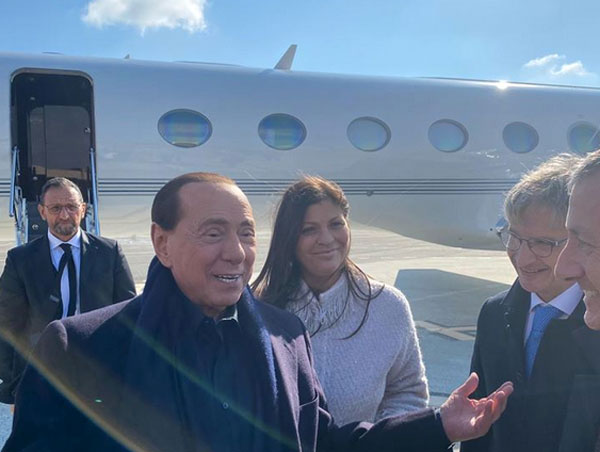 Berlusconi atterrato a Lamezia: "Regione potrebbe diventare perla del turismo nel Mediterraneo"
