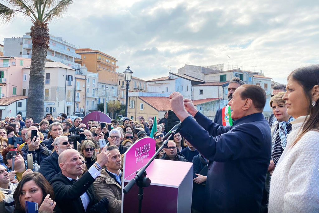Polemiche su comizio Berlusconi a Tropea: "Battuta sessista su Santelli" - Reazioni