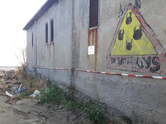 Rifiuti sulla spiaggia di Capo Bruzzano, sequestrata area