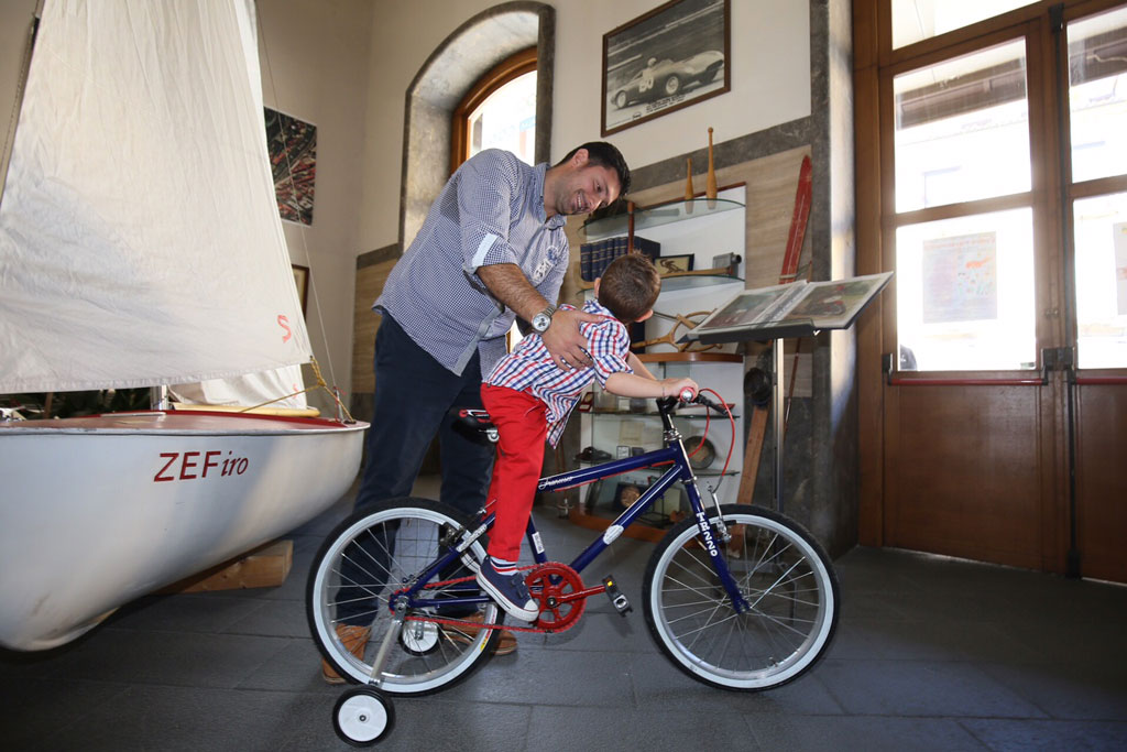 Cosenza: consegnata bicicletta a bambino investito a luglio sull’isola pedonale