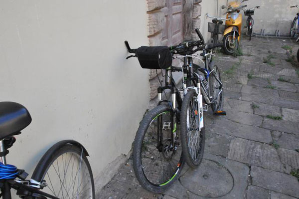 Rubano bicicletta e picchiano proprietario, arrestati a Cosenza 