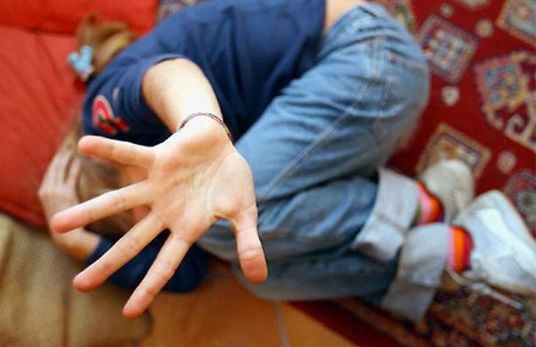 Picchia bimbo della compagna fino a fargli perdere sensi, arrestato nel Cosentino