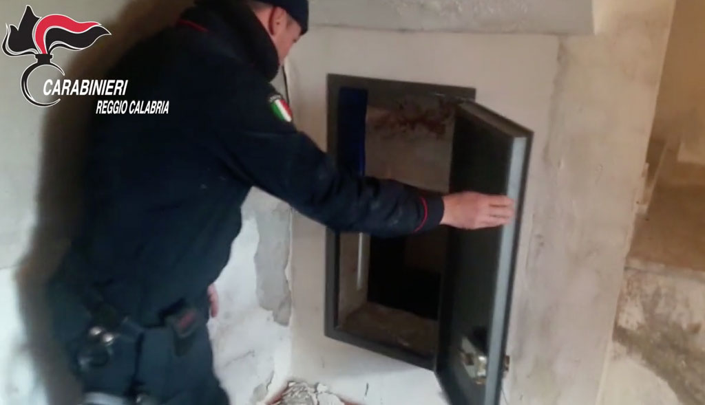 'Ndrangheta: scoperti tre bunker in abitazioni nel reggino - VIDEO