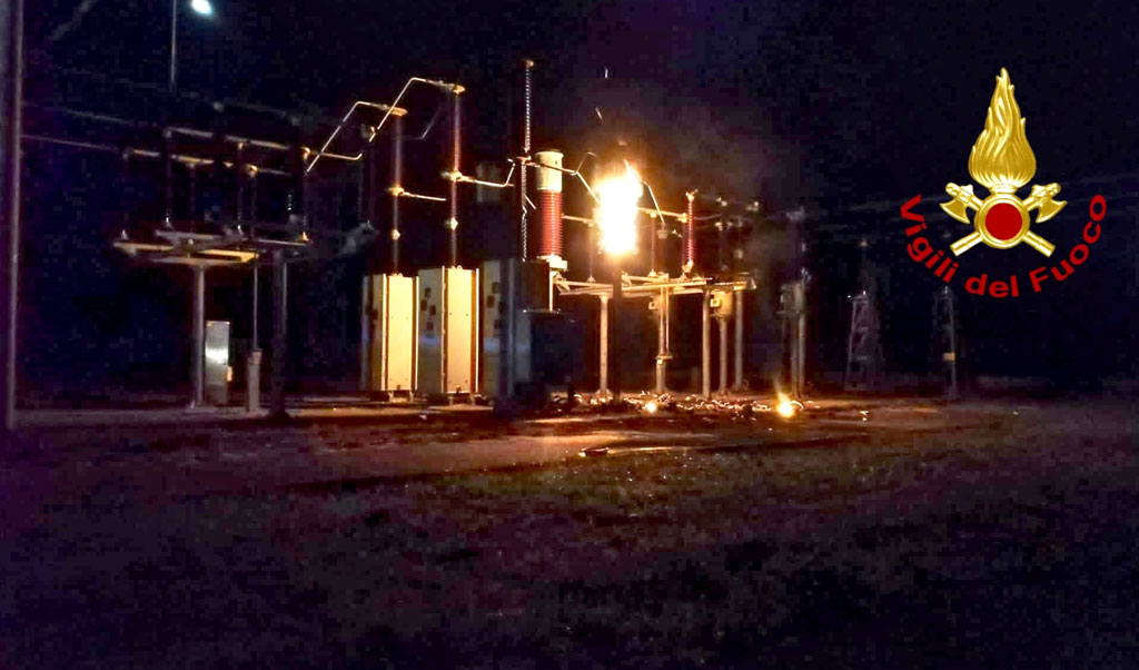 In fiamme rete distribuzione energia elettrica a Feroleto: blackout nella notte anche a Lamezia