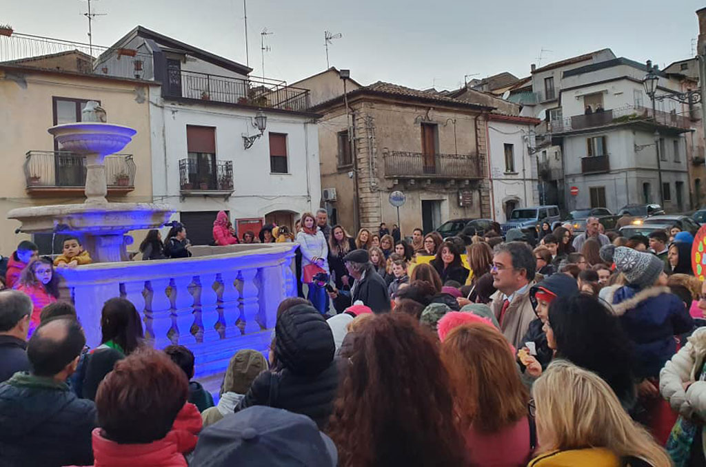 "Go Blue" 2019: anche città calabresi si illuminano per i diritti dei bambini 