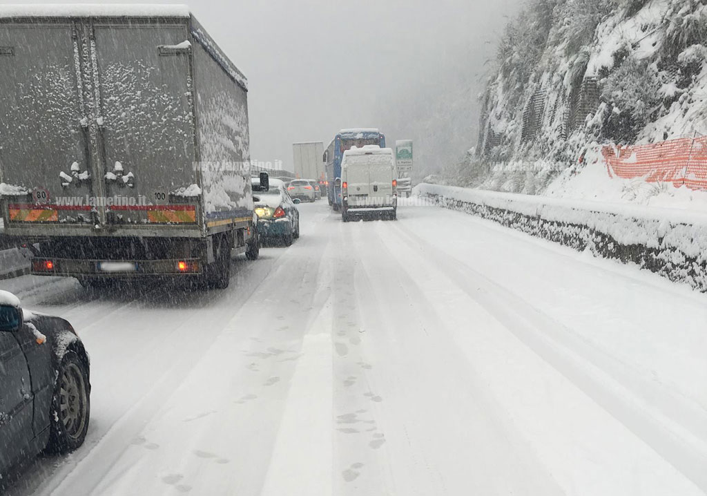 bloccati-sulla-autostrada-Cosenza-nord-sud3.jpg