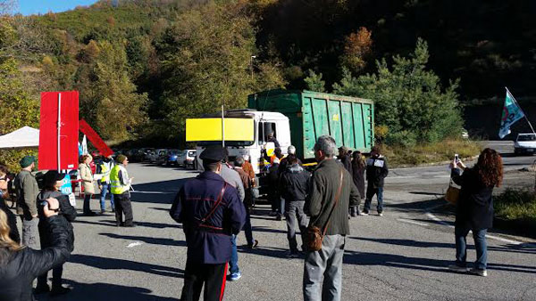 blocco-camion-no-discarica-comitato-presila.jpg