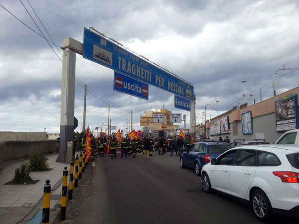 Vigili fuoco precari bloccano imbarcaderi Villa San Giovanni 