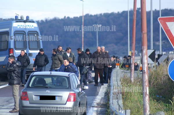 Lamezia, dipendenti Foderaro occupano Statale 280. Prefetto li riceve