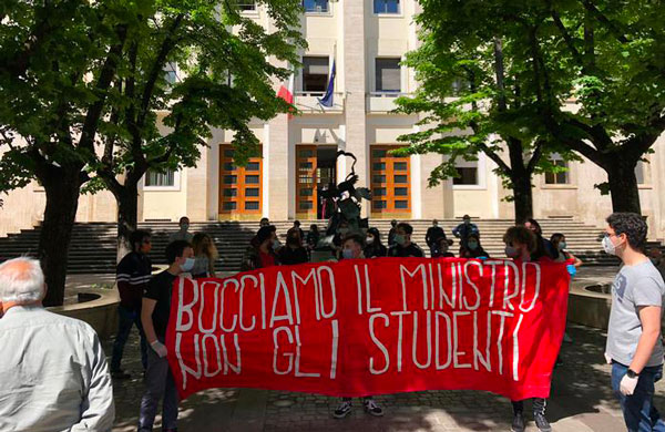 Studenti in piazza a Cosenza: "Bocciamo ministro"