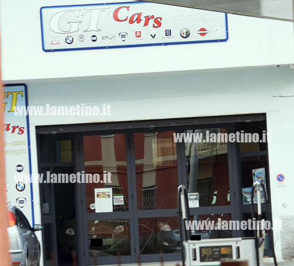 bomba-AUTOSALONE-VIA-SMICELI-2.jpg