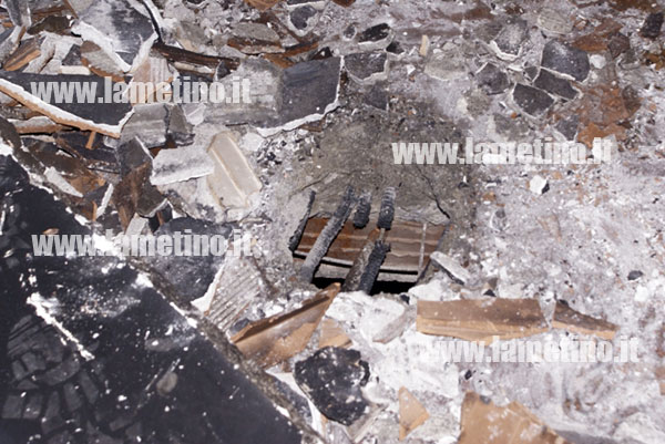 bomba-casa-angotti-cratere-lasciato-dopo-esplosione