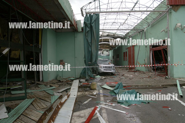 Lamezia: Bomba ad alto potenziale esplode nella notte presso centro commerciale I Pini
