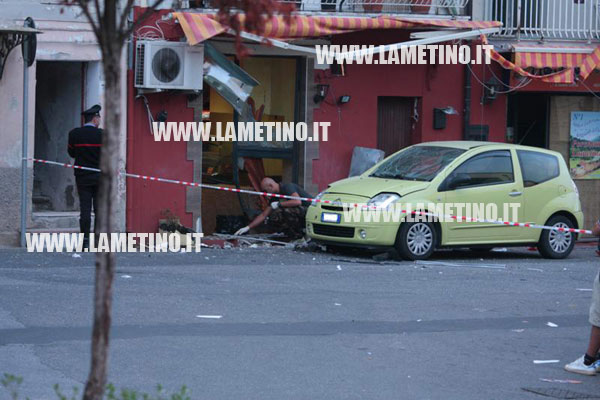 Lamezia: Bomba esplode all'alba davanti pizzeria