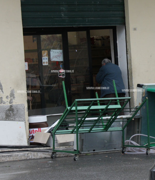 bomba_negozio2_sambiase140412