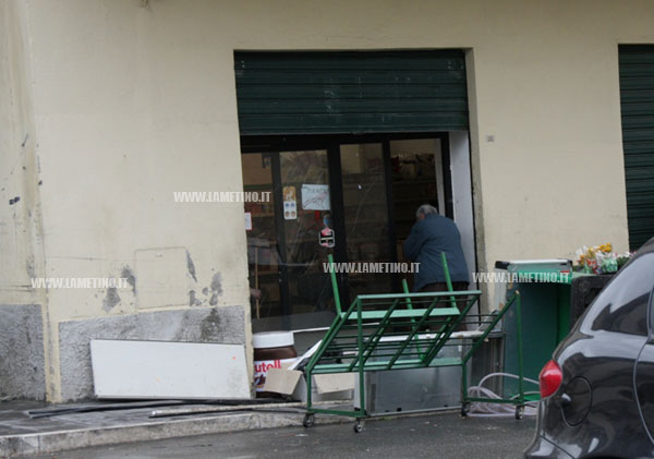 bomba_negozio_sambiase140412