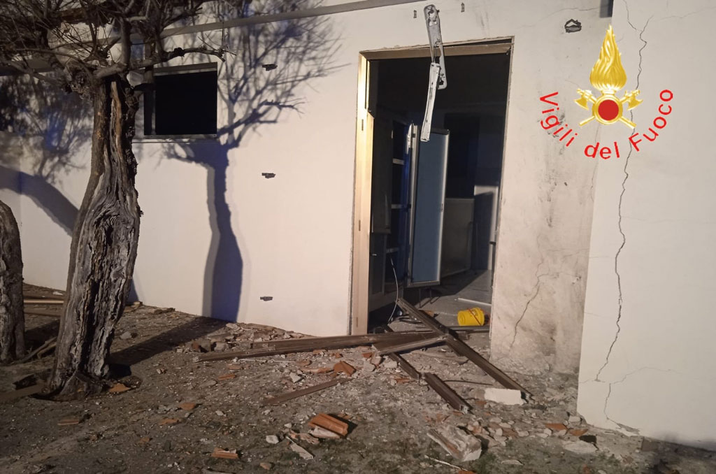 Bomba carta davanti ingresso della camera mortuaria di una clinica privata nel Cosentino, danni 