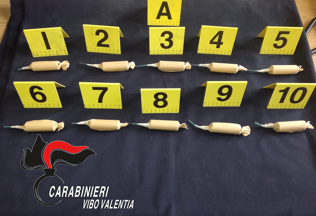 Detenevano bombe carta e cartucce con benzina a Briatico, 3 denunce 