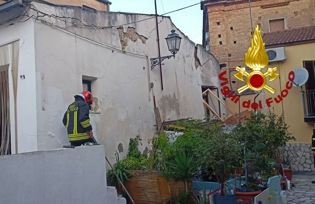 Scoppia bombola gas a Cariati, feriti coniugi di 75 e 67 anni: donna trasferita fuori Calabria