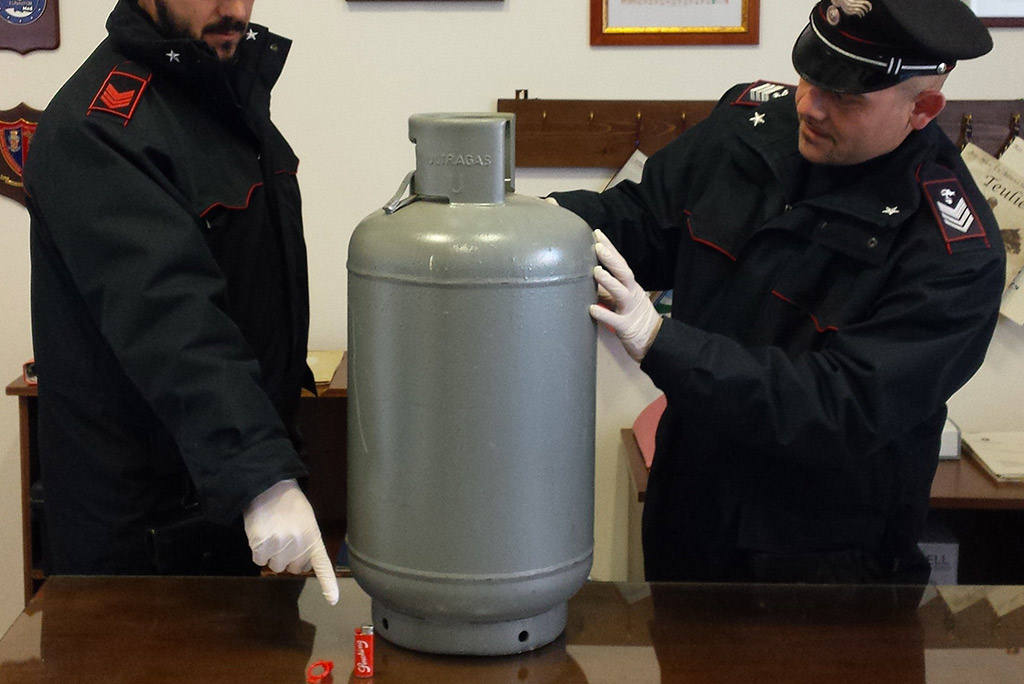 Minaccia vicini con bombola del gas e accendino, arrestato 64enne catanzarese