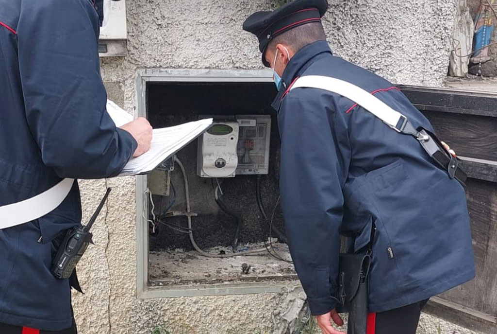 Carabinieri scoprono allaccio abusivo alla rete elettrica a Borgia