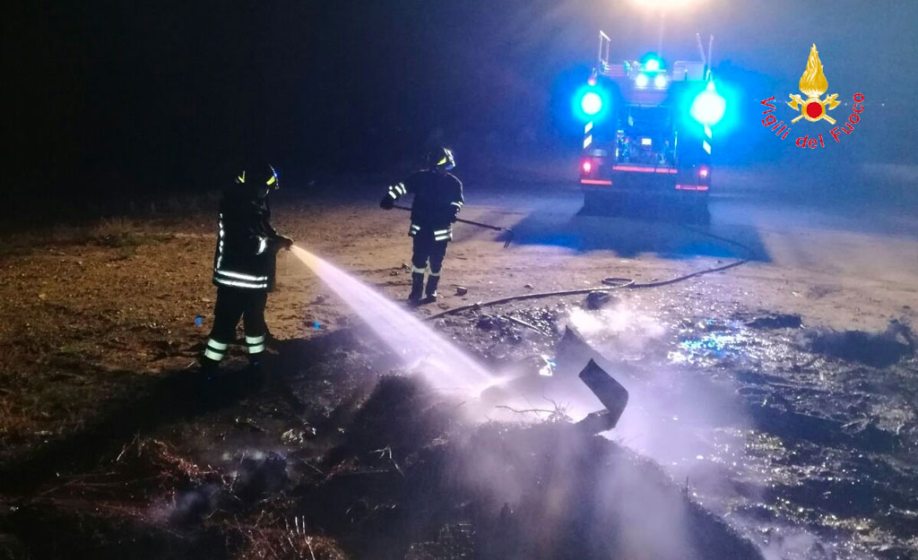 In fiamme cumuli di rifiuti sulla spiaggia di Roccelletta di Borgia, avviate indagini