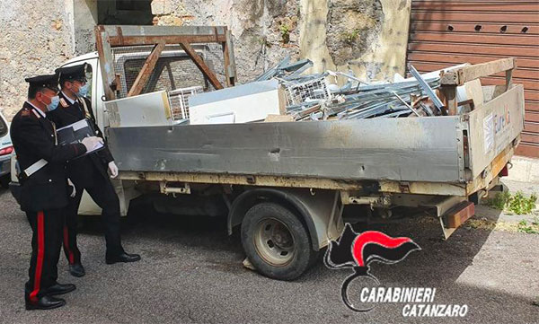 Gestione di rifiuti non autorizzata a Borgia, denunciato un 34enne