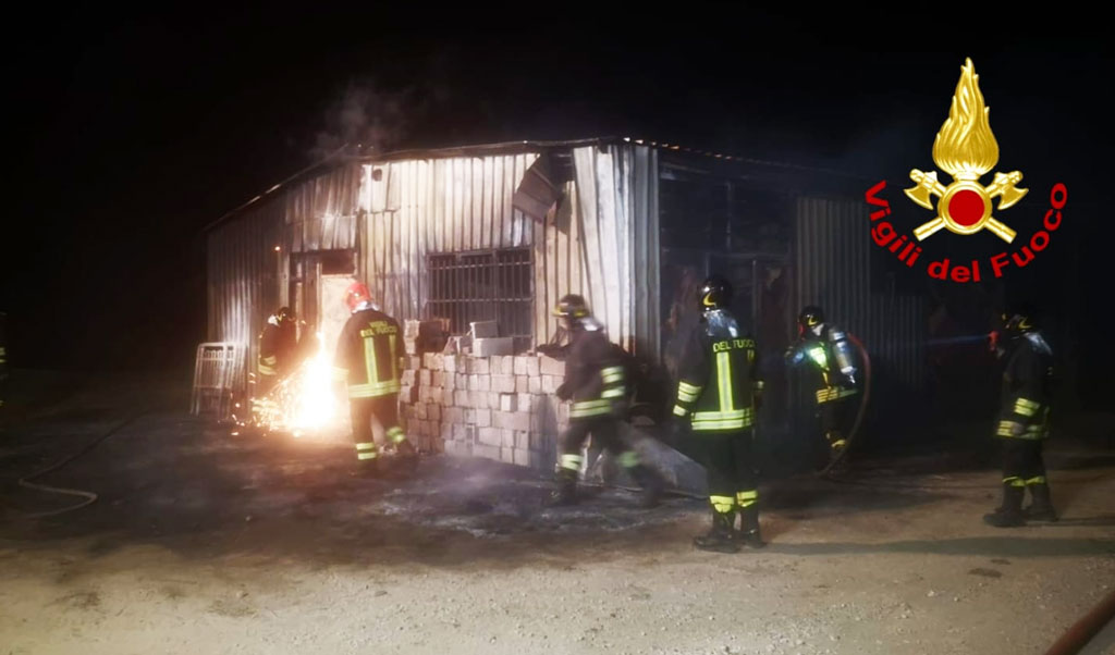 In fiamme capannone a Borgia, indagini