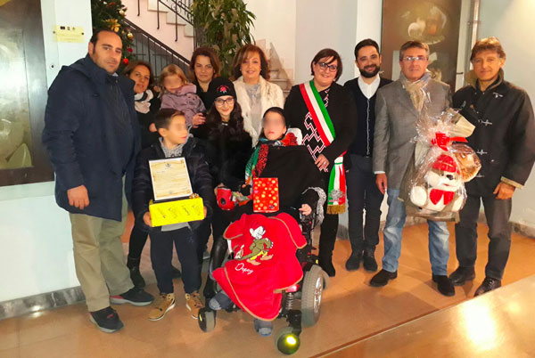 Sindaco di Borgia incontra bimbo che ha chiesto a Babbo Natale una medicina per far guarire la cuginetta