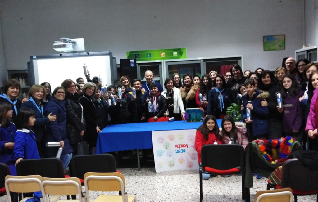 Lamezia, Masci “Don Pasquale Luzzo” dona borracce ad allievi istituto Borrello-Fiorentino