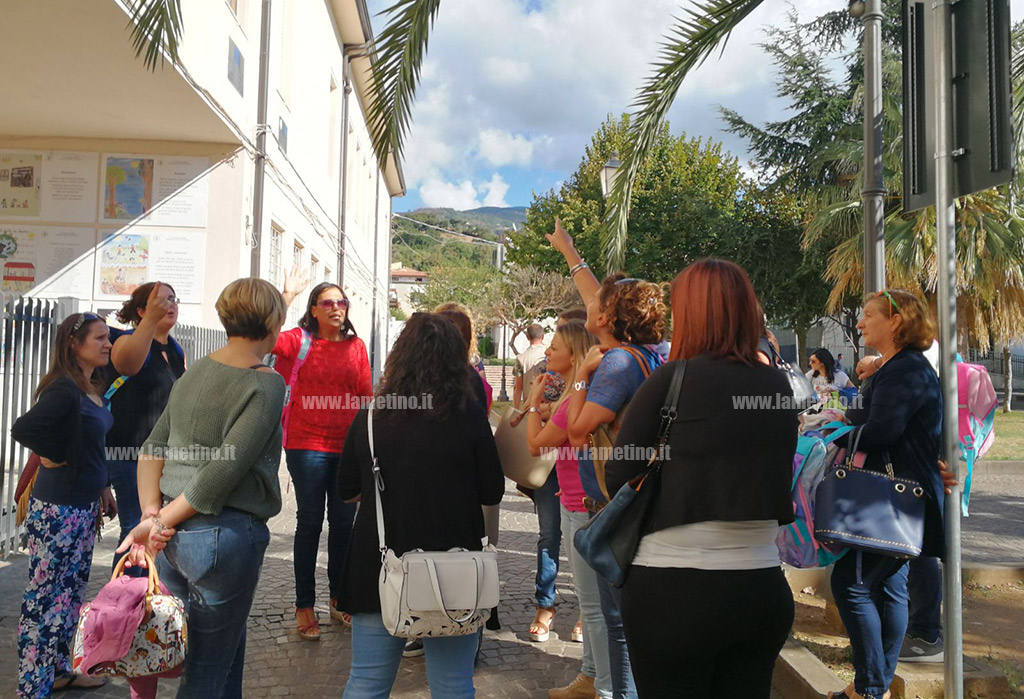 Lamezia, genitori in protesta alla scuola Borrello-Fiorentino: "Senza aule idonee i nostri figli non entrano"