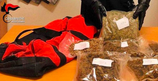 Borsone pieno di marijuana nascosto in garage, arrestato nel reggino