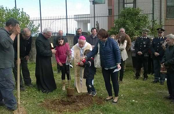 Lamezia, inaugurato il "Boschetto della Misericordia" con 39 alberi piantati