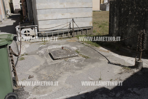 Lamezia: "Botola" malmessa nel cimitero di via delle Terme