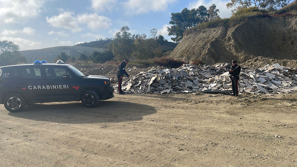 Titolare ditta edile sorpreso a sversare materiale di risulta in un terreno privato, 5 denunce a Botricello