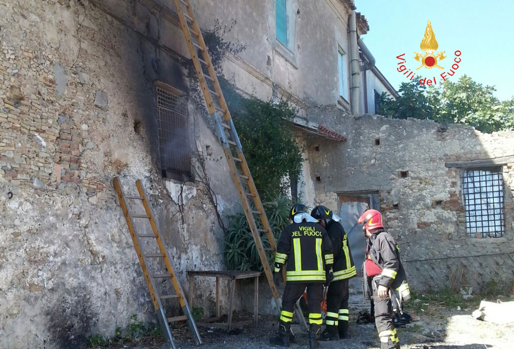 Incendio in casolare a Botricello, fiamme distruggono magazzino 