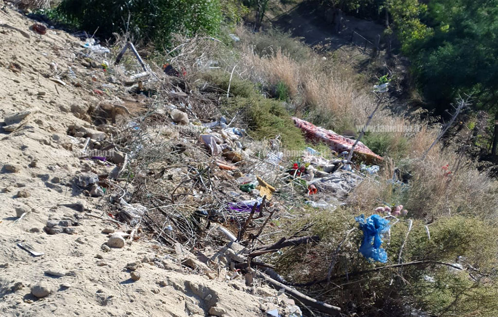 Trovata bara con resti umani in una discarica a Botricello: disposto il sequestro