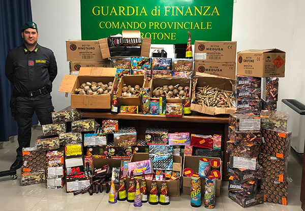 Sequestrati 4 quintali di fuochi pirotecnici a Crotone, 4 denunce