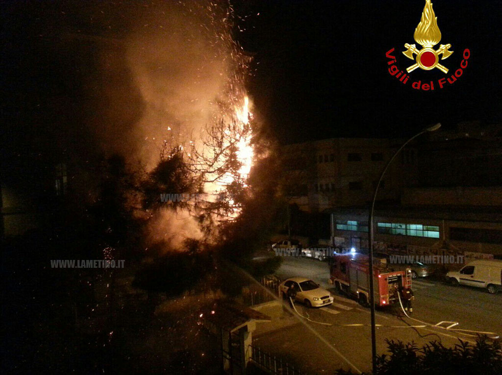 Paura a Reggio Calabria per incendio provocato da petardo