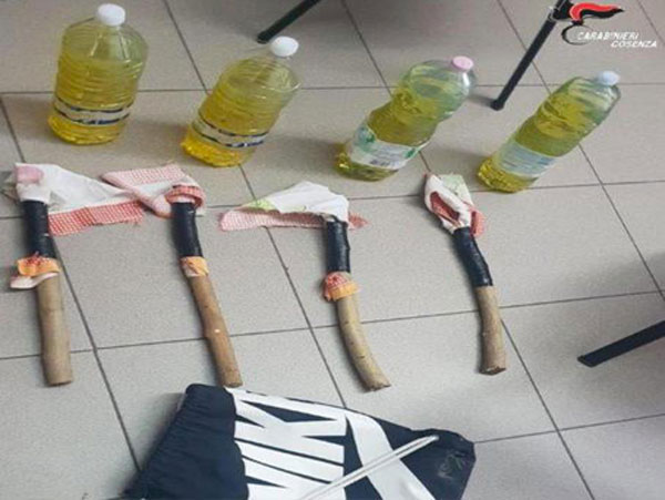 In casa bottiglie incendiarie, denunciati due fratelli a Corigliano Rossano