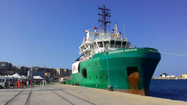 Giunta a Reggio Calabria nave con 666 migranti 
